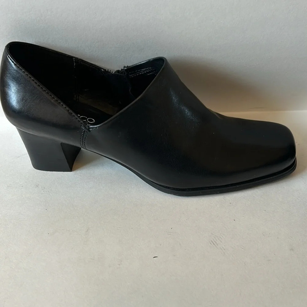 NWOB Franco Sarto black leather chunky heels, size 8 1/2 - Picture 3 of 8